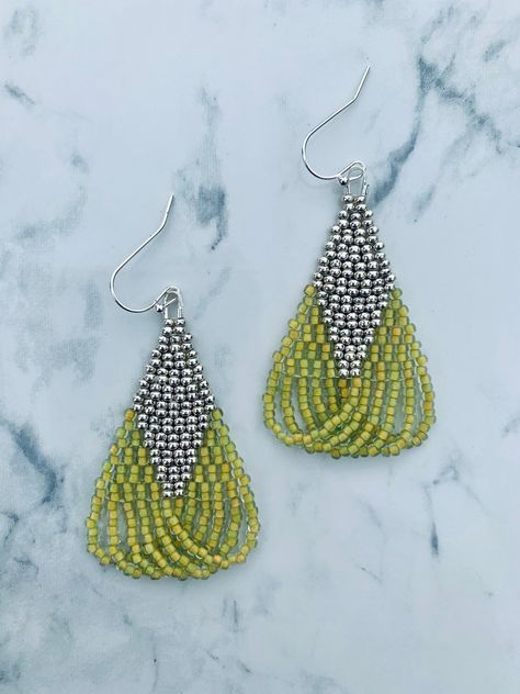 Silver Beaded Earrings, Bead Loom Earrings, Beaded Earrings Patterns Tutorial, Seed Bead Earrings Patterns, Seed Bead Earrings Tutorial, Seed Bead Projects, Seed Bead Jewelry Patterns, Seed Bead Crafts, Art Perle