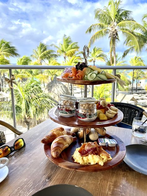 Breakfast Tower, Curacao Food, Breakfast Trays, Breakfast Tray, At The Sea, Breakfast Menu, Brunch Ideas, Juice Bar, Food Presentation