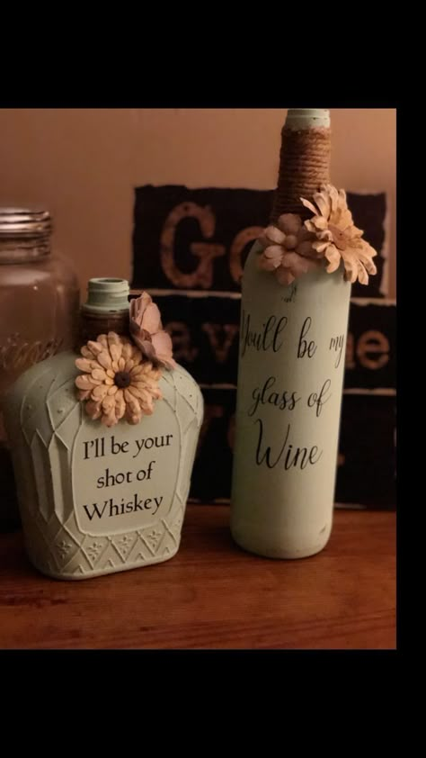 Liquor Bottle Art Ideas, Diy Crown Bottle Ideas, Diy Bottles Ideas, Whiskey Bottle Crafts Diy Home Decor, Painting On Alcohol Bottle, Paint Alcohol Bottles, Chalk Paint Bottles Ideas, Bottle Art With Quotes, Wine Bottle For Wedding