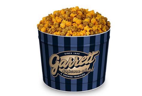 You haven’t lived until you’ve dropped a 600lb Moon Pie on New Year’s Eve. Garrets Popcorn, Garrett Popcorn, Cheese Popcorn, Popcorn Tin, Popcorn Shop, Best Popcorn, Chicago Food, Gourmet Popcorn, Popcorn Recipes