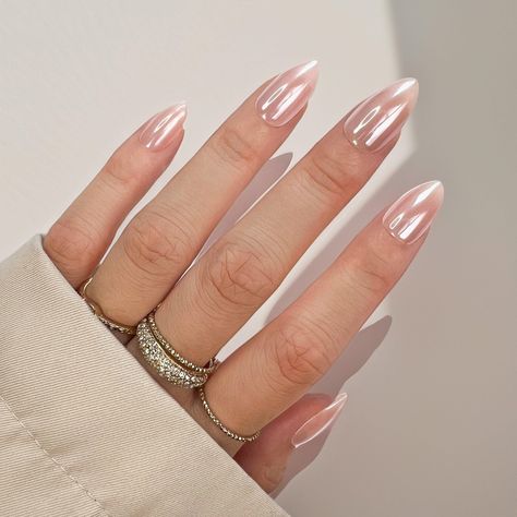 Get your hands on our press-on nails and glaze up your digits with the unbelievable chrome sheen - a fan favorite that has sold out 3 times! Sporting a soft pink hue and covered in pink chrome glitters, these nails will give you that coveted Hailey look without breaking the bank. Here for a limited time only, don't mis Nails Pearl White, Chrome Pearl Nails, Acrylic Nails Long, Nails Pearl, White Almond Nails, White Chrome Nails, Pink Chrome Nails, Chrome Nails Designs, Drip Drip