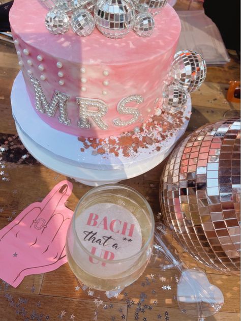 Disco Bridal Shower Cake, Disco Bachelorette Cake, Dessert Disco Bachelorette, Cowgirl Bridal Shower, Disco Bride, Wedding Bridesmaids Dress, Desert Disco, Disco Cake, Bachelorette Cake