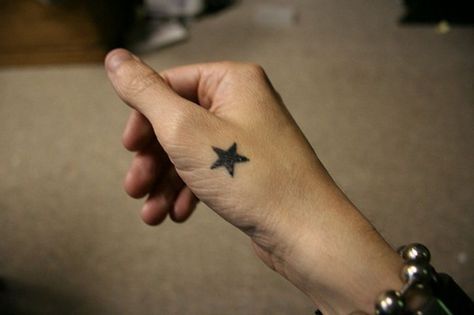 Hand Star Tattoos Black Star Tattoo, Cool Simple Tattoos, Herren Hand Tattoos, Star Tattoo Meaning, Simple Hand Tattoos, Tattoo Catalog, Tattoo On Hand, Hand Meaning, Star Tattoo Designs