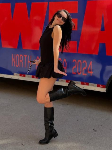 charli xcx at the sweat tour merch truck in columbus, OH at nationwide arena. (via charli's ig)

september 20th, 2024 Charli Xcx Lorde, Charli Xcx Concert Outfit Ideas, Charli Xcx Street Style, Charlie Xcx Outfits, Charli Xcx Style, Parasocial Relationship, Concert Outfit Plus Size, Sweat Tour, Character Writing