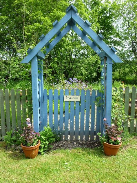 Pallet Roof, Flowerbed Fence, Diy Arbour, Cottage Landscape, Mobile Diy, Garden Gates And Fencing, Garden Gate Design, Garden Goals, Arbors Trellis