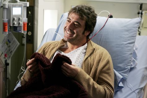 That one time Izzie knitted Denny a sweater, and she wore it for 3 hours so when he smelled it, he would smell her. OTP 5ever. Izzie Greys Anatomy, Denny Duquette, Greys Anatomy Season 2, Izzie Stevens, Greys Anatomy Facts, Meredith And Derek, Greys Anatomy Characters, Lexie Grey, John Winchester