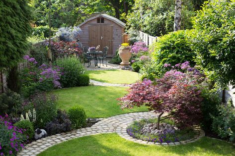 Pro Ideas for Adding Interest to a Rectangular Garden Tree Garden Design, Circular Lawn, Long Garden, Conifers Garden, Large Backyard Landscaping, Narrow Garden, Cottage Garden Design, Areas Verdes, Garden Shrubs