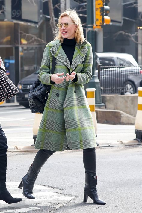 Cate Blanchett Is Our New Street Style Spirit Animal Cate Blanchett Street Style, Celebrity Fashion Trends, Mum Fashion, New Street Style, Cate Blanchett, Elle Fanning, Celebrity Street Style, Green Coat, Stevie Nicks