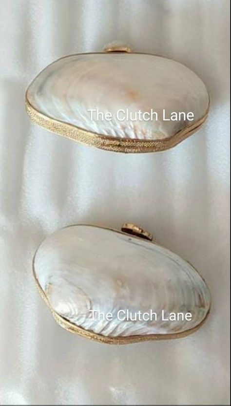 Shell Brass Clutch - Etsy Shell Clutch Bag, Sea Shell Purse, Shell Inspired Fashion, Clutch Aesthetic, Aesthetic Clutch, Unique Purses And Handbags, Seashell Clutch, Seashell Purse, Hand Bags Ideas