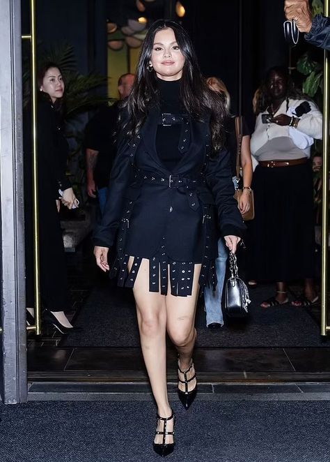 Selena Gomez Black Outfit, Selena Gomez Black Dress, Selena Gomez 2023, Selena Gomez Street Style, Barney And Friends, Selena Gomez Wallpaper, Selena Selena, Selena Gomez Outfits, Selena Gomez Cute