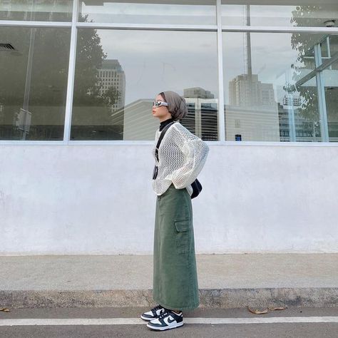 Cargo Skirt Outfit Hijab, Green Cargo Hijab Outfit, Trendy Denim Cargo Skirt For Fall, Outfit Kuliah Hijab, Mid-rise Denim Cargo Skirt For Spring, Outfit Hijab Casual Rok, Mid-rise Denim Cargo Skirt, Retro Outfits 90s, Army Jeans