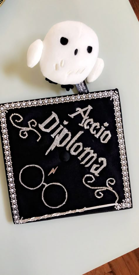 Harry Potter Graduation Cap, Harry Potter Graduation, Cap Design Ideas, Funny Graduation Caps, Creative Graduation Caps, College Grad Cap Ideas, Grad Cap Decorated, Graduation Cap Decoration Diy, High School Graduation Cap