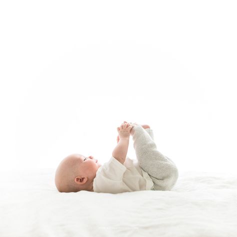 Clean Minimalist Photography, Timeless Newborn Photography, Baby 3 Months Photography Ideas, 3 Months Baby Photography, 4 Month Baby Photoshoot, 3 Month Old Baby Pictures, 6 Month Baby Picture Ideas, 5 Month Baby, Photo Bb