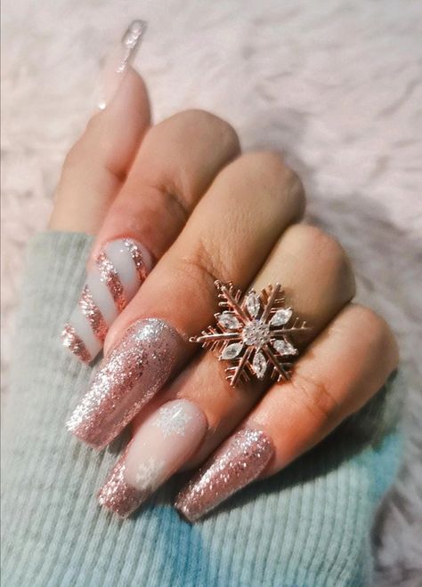 Acrilic nails for Christmas ✨ holiday nail design in rose gold Christmas Nails Rose Gold, Rose Gold Winter Nails, Pink Christmas Nails Rose Gold, Rose Gold Christmas Nails, Rosé Christmas, Holiday Nails Christmas, Rose Gold Sparkle, Rose Gold Christmas, Holiday Nail Designs