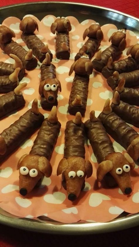 Dachshund Birthday Party Ideas, Sausage Dog Cake, Dachshund Cake, Dachshund Party, Snack Display, Dachshund Birthday, Scary Halloween Decorations Diy, Childrens Meals, Puppy Treats