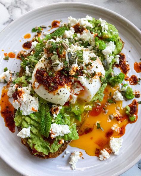 Poached Egg Toast, Brunch Sale, Smashed Avocado Toast, Gym Meals, Toast Restaurant, Avo On Toast, Avocado Poached Egg, Rose Harissa, Healthy Restaurant Food