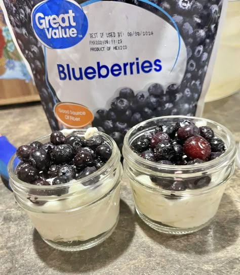 Three Ingredient Blueberry Cheesecake Parfaits Blueberry Cheesecake Cups, Healthy Parfait, Meals For Three, Pudding Pie Filling, Cheesecake Mix, Cheesecake Parfaits, Cheesecake Cups, Weight Watchers Desserts, Chicken Pot Pie Recipes