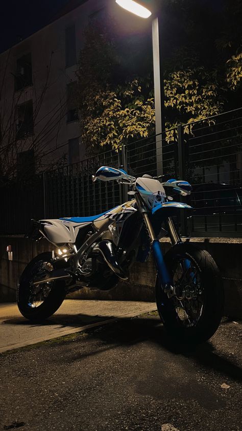 Supermoto Wallpaper, Bike Night, Yamaha Wr, Biker Photoshoot, Biker Girl, Motorcycle Bike, Dirt Bikes, Bike Life, Night Photography