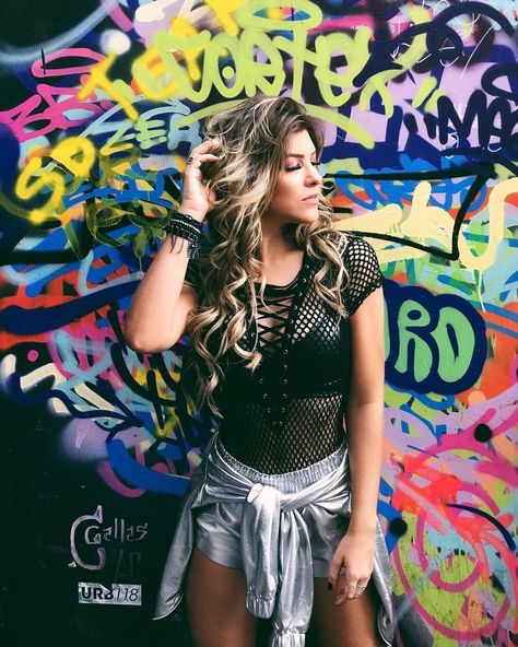 Graffiti Photoshoot, Street Photography Model, Urban Photography Portrait, Hoodie Mini Dress, Boho Streetwear, Graffiti Girl, Graffiti Photography, Fashion Edgy, High Fashion Women