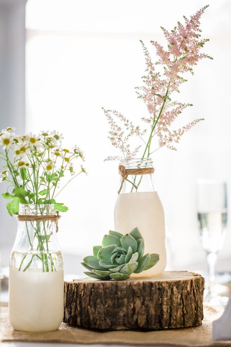 DIY Milk Bottle Centerpieces with Wildflowers Milk Bottle Centerpiece, Milk Bottle Decor, Milk Bottle Craft, Milk Bottle Diy, Succulent Wedding Centerpieces, Milk Bottle Vases, Bottle Centerpieces, Jar Centerpieces, Glass Milk Bottles