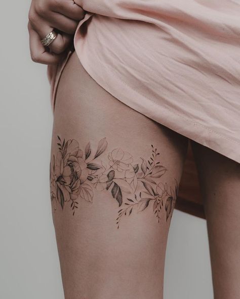 Small Flower Tattoos For Women, Thigh Band, Tattoo Band, Thigh Bands, Floral Thigh Tattoos, Small Flower Tattoos, Inspiration Tattoos, Leg Tattoos Women, Thigh Tattoos Women