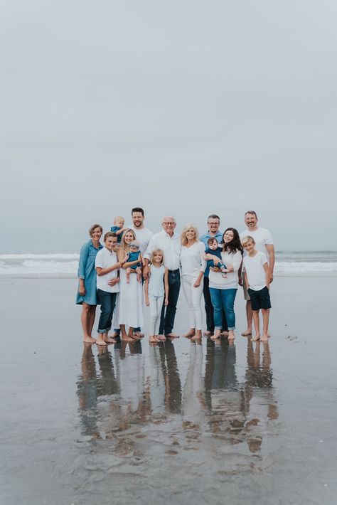 Family Pier Photoshoot, Pier Family Photoshoot, Beach Family Photos Large Group, Multi Family Beach Pictures, Multigenerational Family Photos Beach, Big Family Beach Photoshoot, Large Family Photoshoot Beach, Beach Big Family Photos, Big Family Beach Photos