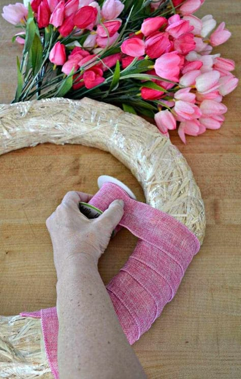 How to Make a Tulip Wreath – Chatfield Court Breakfast Wreath, Easter Wreaths Diy, Tulip Wreath Diy, Cake Wreath, Making A Wreath, Diy – Velikonoce, Dekoratívne Vence, Easter Mesh Wreaths, Diy Dinner