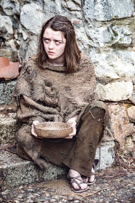 Arya is now living as a blind, homeless beggar on the streets of Braavos. Dessin Game Of Thrones, Game Of Thrones Costumes, Game Of Thrones Tv, Lena Headey, Game Of Thrones Funny, Hbo Game Of Thrones, Cersei Lannister, Gra O Tron, A Game Of Thrones