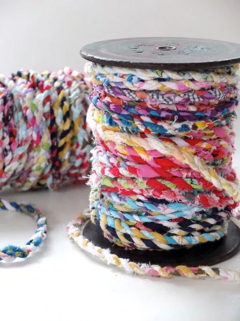 Scrap Fabric Twine, Fabric Twine, Hantverk Diy, Scrap Fabric, Patchwork Quilting, Fabric Strips, Fabric Projects, Rag Rug, Diy Projects To Try