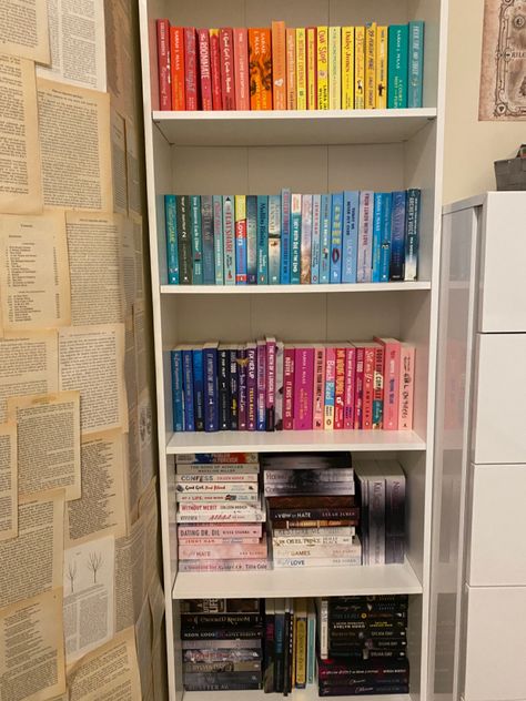 Book Shelf Colour Coordinated, Book Aesthetic Organization, Colour Coordinated Bookshelf, Colour Coded Bookshelf, Color Coordinated Bookshelf, Color Coded Bookshelf, Bookshelves Organizing, Bookish Bedroom, Rainbow Bookshelf