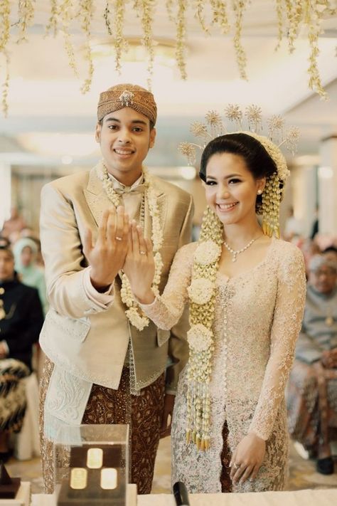 Vera Kebaya Vera Kebaya, Javanese Wedding, Kpop Ship, Kebaya Wedding, Indonesian Wedding, Muslimah Wedding Dress, Batik Kebaya, Exo Songs, Korean Couple