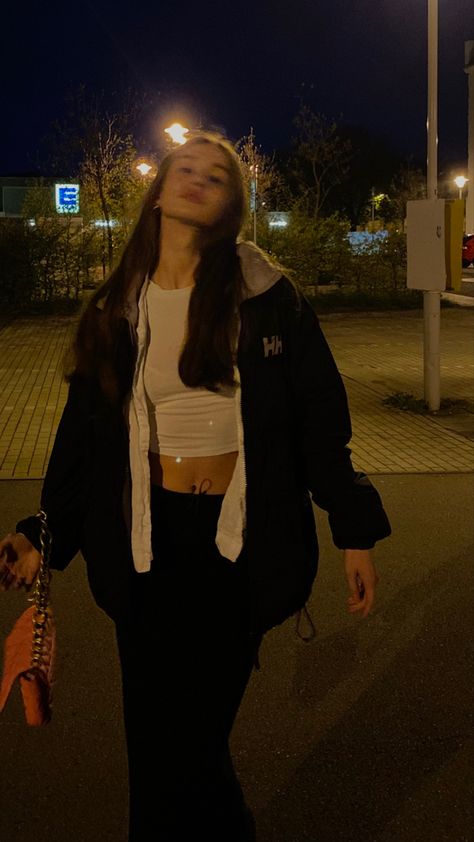 outfit, night, helly hansen outfit, skirt, white top, zara bag, long brown hair Helly Hansen Outfit, Zara Bag, Outfit Night, Brown Skirt, Zara Bags, Long Brown Hair, Brown Skirts, Style Aesthetic, Skirt White