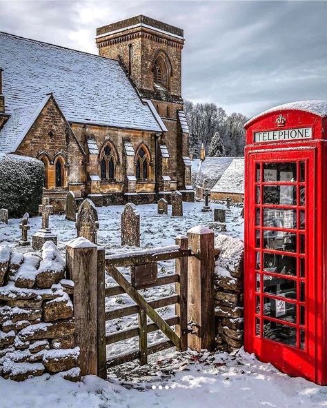 A 30 pieces jigsaw puzzle from Jigidi London Telephone Booth, London Phone Booth, England Winter, England Countryside, Cotswolds England, Visit Uk, English Village, Visiting England, Phone Booth