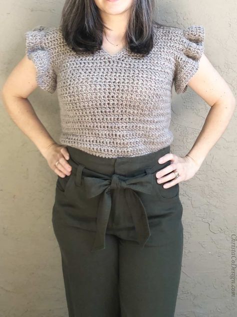 Woman in slim beige free crochet summer top pattern with ruffle sleeves. Crochet Summer Top Pattern, Summer Top Pattern, Crochet Tee, Crocheting Patterns, Crochet T Shirts, Crochet Ruffle, Crochet Ladies Tops, Crochet Summer Tops, Tees Pattern