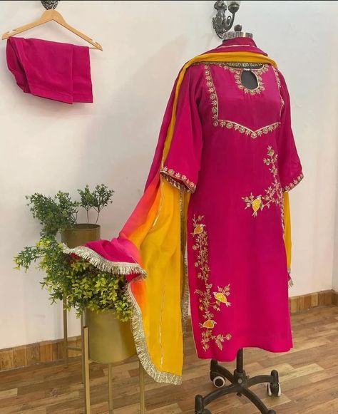 DM us for orders and more info 💌 Worldwide Shipping Available 📦 Arms Designs For Suits, Green Pakistani Bridal Dress, Classy Couture, Designer Suits For Wedding, Pakistani Bridal Dress, Indian Dresses Traditional, Suits Design, Trendy Outfits For Teens, Technology Fashion