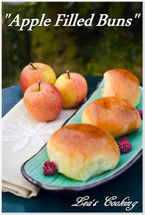 Lea's Cooking: Apple Filled Buns "Bulochki" {Russian Yeast Rolls} This is the easiest dough recipe ever!!! Bulochki Russian, Filled Buns, Traditional Russian Food, Cakes Easy, Russian Dishes, Russian Cakes, Biscuit Recipes, Russian Food, Yeast Rolls