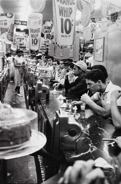 Robert Frank Photography, Andreas Gursky, Butte Montana, Detroit Art, Robert Frank, Robert Doisneau, The Americans, Soda Fountain, Old Photographs