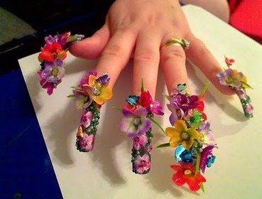 MamasLatinas.com : Floral nails : Take a Look at the 10 craziest manicures we've EVER seen! -- This manicure has more flowers and greenery than my backyard. I wouldn’t be surprised if there’s a humming bird somewhere in there. Girls Nail Designs, Crazy Nail Designs, Crazy Nail Art, New Nail Art Design, Manicure Gel, Pretty Nail Designs, Crazy Nails, New Nail Art, Lisa Frank