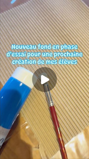 Maitresse Butterfly on Instagram: "🎨ARTS PLASTIQUES EN MATERNELLE🎨
Un bout de carton qui devait partir à la déchèterie et c’est parti.

🖌️ Afin d’aborder la notion de lignes horizontales ou verticales ou même quadrillages en cycle 1 📏

🖌️ Vous pourrez réaliser un joli fond pour une création artistique. #art #artmaternelle #maternelle #teacherlife #teachergram #kindergarten #monotype #monotypeprint" Blog Art, Art Plastique, Kindergarten, Preschool, Instagram, Art, Pre School