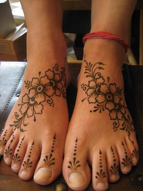 I like the flowers on the top of the feet but the designs above the toes is waay to much for me! Henna Tattoo Foot, Cool Henna, Henne Tattoo, Toe Tattoos, Jagua Henna, Leg Henna, Henna Inspired Tattoos, Cute Henna, Tato Henna