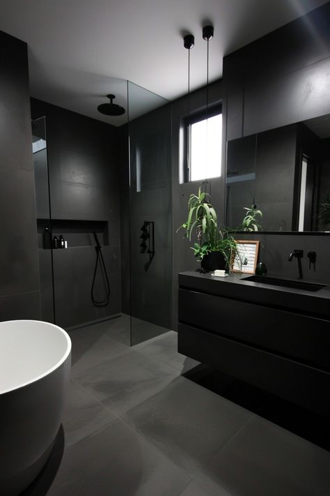 Modern bathroom with a freestanding bathtub, dark tiles, and a glass shower. Manly Bathroom Ideas, Black And Grey Bathroom Ideas, Black Luxury Bathroom, Luxury Black Bathroom, Black And Grey Bathroom, All Black Bathroom, Grey Bathroom Ideas, Kitchen Wallpaper Ideas, Black Modern Bathroom