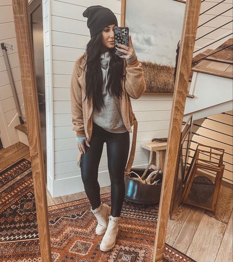 Edgy Mom Outfits, Chelsea Houska, Chelsea Deboer, Black Leggings Outfit, Moda Paris, Outfits Winter, Warm Outfits, Mom Outfits, Fall Winter Outfits