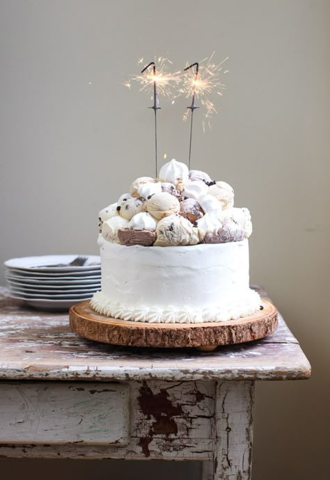 ice cream cake #sweet sparklers scoop Cheesecake Oreo, Ice Cream Birthday Cake, Ice Cream Cake Recipe, Slow Cooker Desserts, Funfetti Cake, Ice Cream Birthday, Cool Birthday Cakes, Ice Cream Cake, Food Cakes