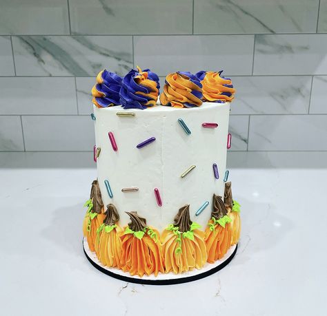 Buttercream pumpkin piped cake Two Tone Buttercream, 1m Piping Tip, Piped Cake, Piping Tip, Halloween Cake, Piping Tips, Cake Videos, Cake Decorating Tutorials, Halloween Cakes