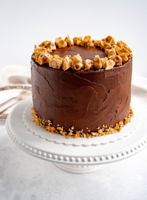 Chocolate Caramel Crunch Cake - Bakes by Brown Sugar Chocolate Caramel Crunch Cake, Caramel Crunch Cake, Hazelnut Crunch, Usa Cake, Caramel Ganache, Devil's Food Cake, Crunchy Chocolate, Honey Caramel, Caramel Crunch