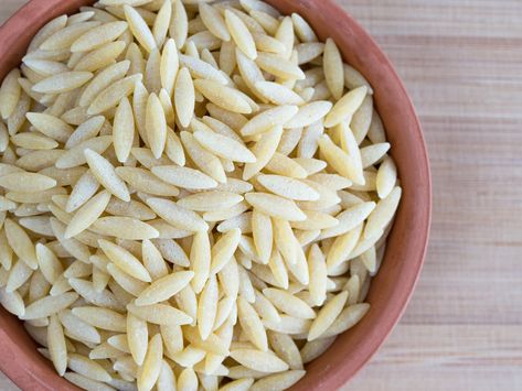 This Is the Difference Between Orzo and Rice | Rice is rice. Orzo is only shaped like rice. Orzo Pasta Recipes, Orzo Dishes, Salad Appetizer Cups, Italian Rice, How To Cook Orzo, Orzo Recipes, Greek Pasta, Salmon Pasta, Meatless Mondays