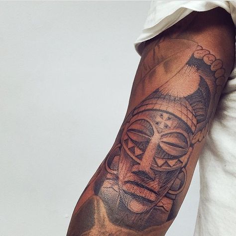 161 Likes, 10 Comments - ♠️♠️Dark Skin Body Art♠️♠️ (@darkskinbodyart) on Instagram: “This African tribal mask is part of a sleeve that @ceauxartwork is working on, check out his page…” African Warrior Tattoos, African Sleeve Tattoo, Stammestattoo Designs, Tattoo Sonne, Dark Skin Tattoo, Africa Tattoos, African Tattoo, Chest Piece Tattoos, Mask Tattoo