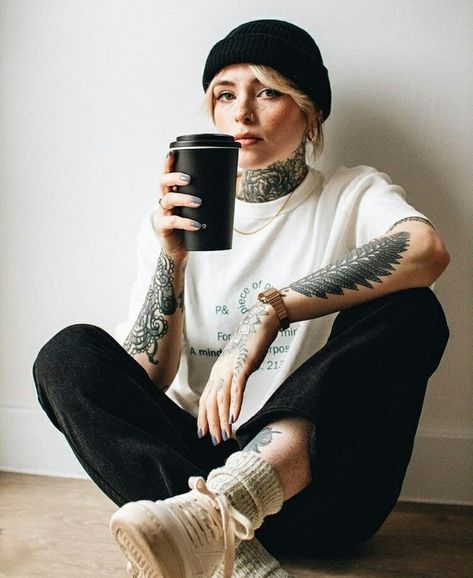 Andro Aesthetic, Nonbinary Fashion Feminine, Indie Scene Style, Skater Grunge Aesthetic, Vintage Grunge Outfits, Soft Masc, Dyke Fashion, Feminine Tomboy, Tomboy Aesthetic