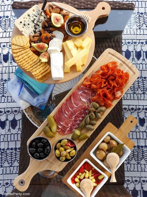 Our Quick & Easy End of Summer Patio Party ideas, a grazing charcuterie board and simple decor for a last-minute party and seasonal celebration! by BirdsParty.com @birdsparty Summer Patio Party, Fingerfood Party, Antipasto Platter, Summer Patio, Charcuterie Platter, Cheese Party, Party Food Platters, Patio Party, Charcuterie And Cheese Board