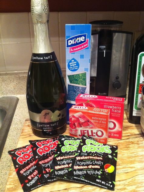 Champagne jello shots w/ PopRocks, via glitter glimmer sparkle shimmer Nye Shot Recipes, Champagne Jello, Champagne Jello Shots, Jello Shooters, New Years Eve Drinks, Pudding Shots, Jello Shot Recipes, Jello Shot, Shot Recipes